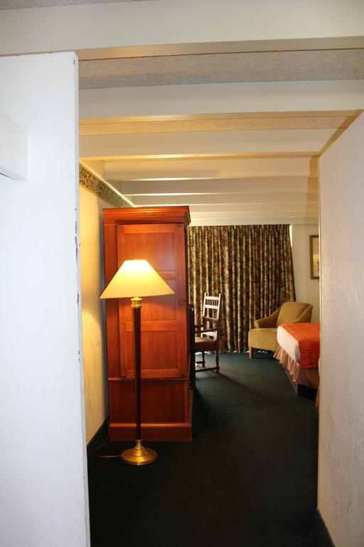 Rodeway Inn & Suites Рокфорд Екстериор снимка