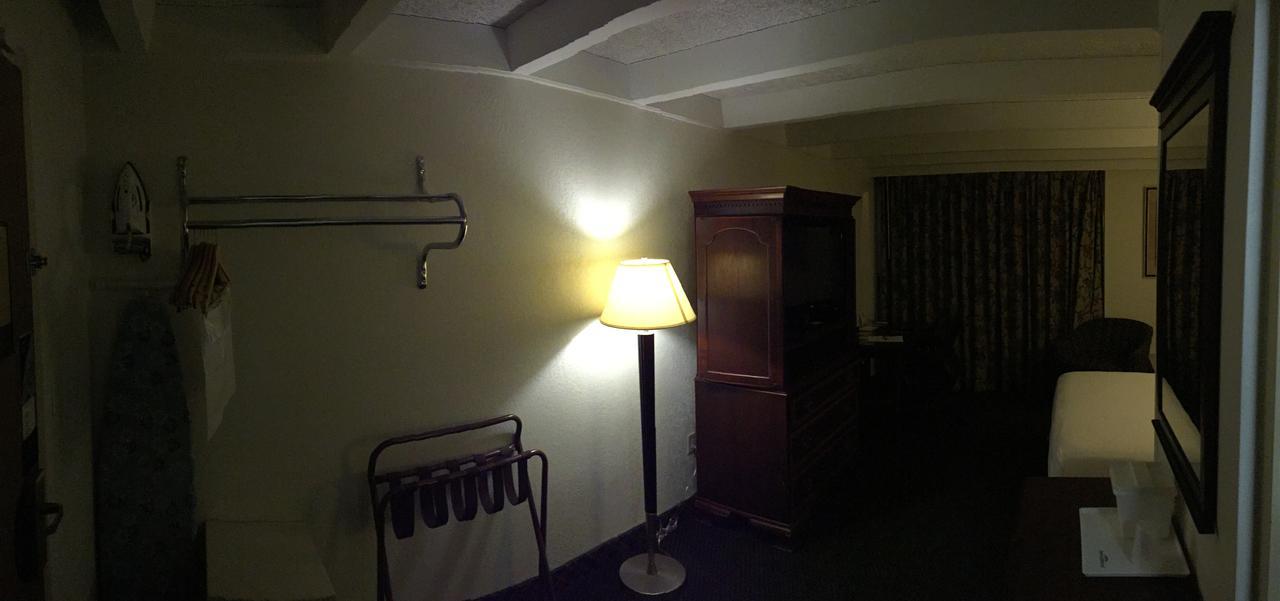 Rodeway Inn & Suites Рокфорд Екстериор снимка