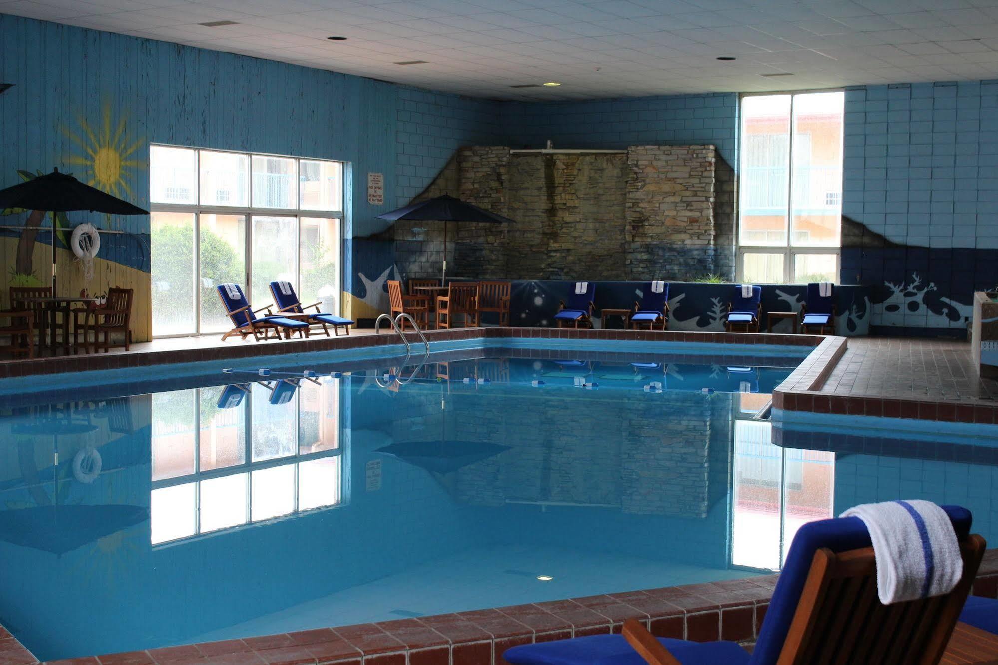 Rodeway Inn & Suites Рокфорд Екстериор снимка